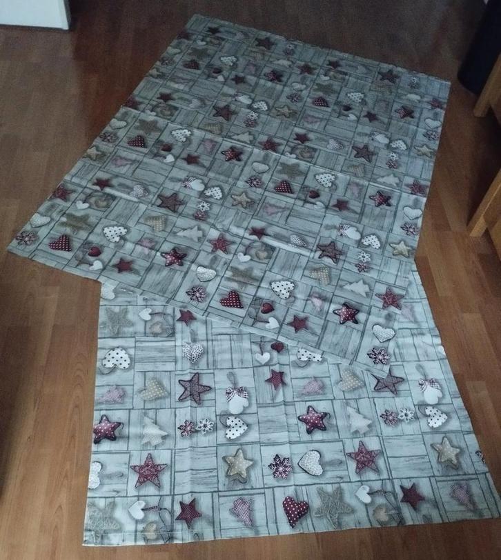 2 MOOIE KERST TAFELKLEDEN RECHTHOEKIG EN VIERKANT, Huis en Inrichting, Tafelkleden, Zo goed als nieuw, Rechthoek, Ophalen of Verzenden