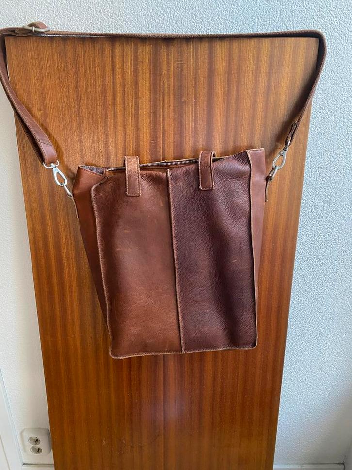 DSTRCT Schoudertas Cognac Leer - Zo Goed Als Nieuw, Sieraden, Tassen en Uiterlijk, Tassen | Damestassen, Zo goed als nieuw, Schoudertasje