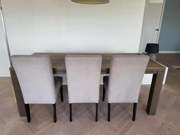 Eetkamer Tafel en Stoelen beschikbaar voor biedingen