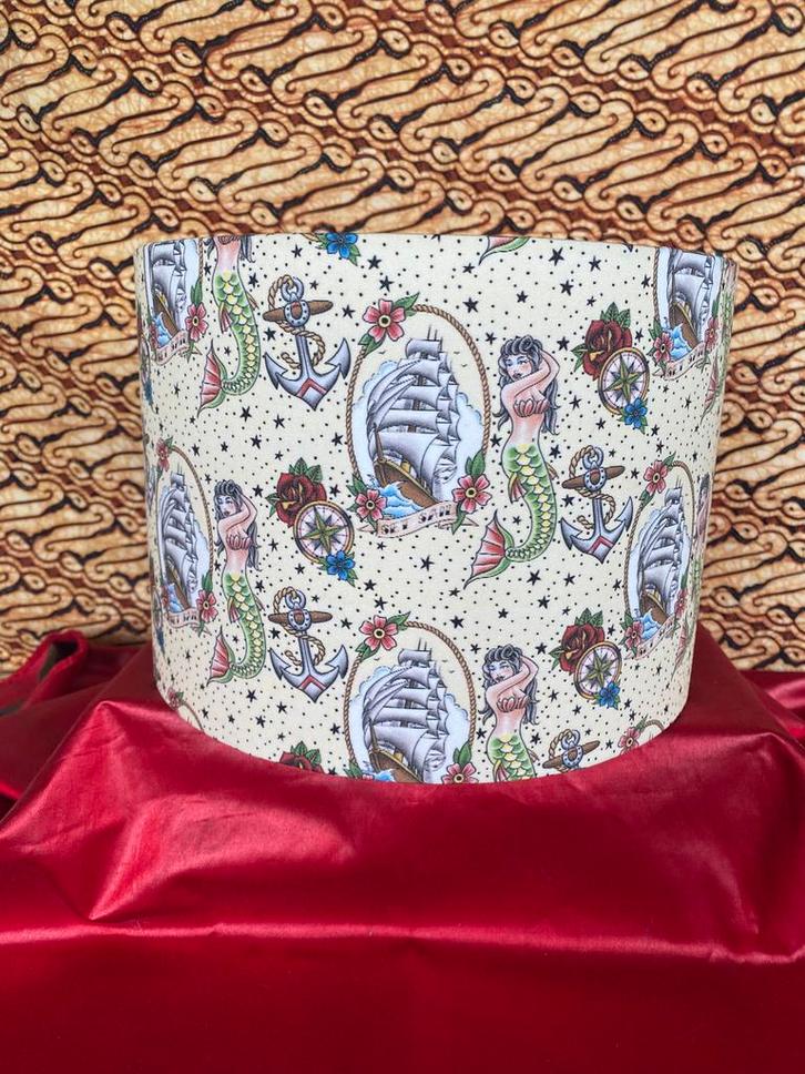 NIEUWE UNIEKE LAMPENKAP MET OLD SCHOOL TATTOODESIGN, Huis en Inrichting, Lampen | Lampenkappen, Zo goed als nieuw, Minder dan 25 cm