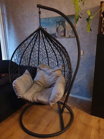 Hangstoel zwart, met kussen beschikbaar voor biedingen