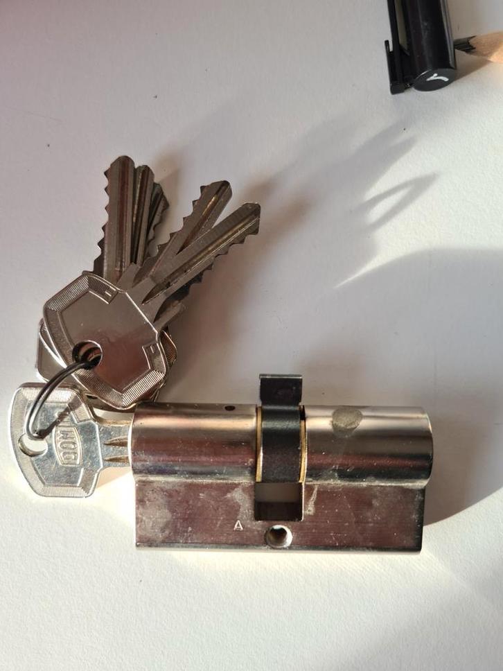 DOM SKG ** cilinderslot met 6  bijbehorende sleutels, Doe-het-zelf en Verbouw, Hang- en Sluitwerk, Gebruikt, Slot, Overige materialen