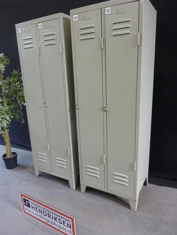 Fraaie locker / oude lockerkast / vintage kledinglocker 2-dr beschikbaar voor biedingen