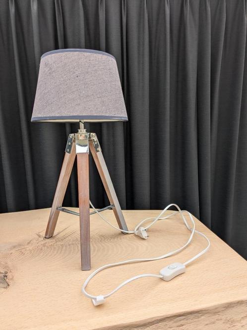 Mooie tafellamp driepoot met grijze lampenkap!, Huis en Inrichting, Lampen | Tafellampen, Zo goed als nieuw, Minder dan 50 cm