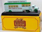 Billy Smarts Circus Kassa Auto met Trailer in Showdoos, Hobby en Vrije tijd, Modelauto's | 1:43, Ophalen of Verzenden, Nieuw, Bus of Vrachtwagen