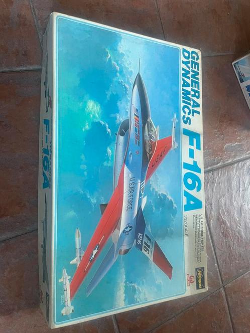 General dynamics f-16a hasegawa 1:32 no.js-100:3000, Hobby en Vrije tijd, Modelbouw | Vliegtuigen en Helikopters, Zo goed als nieuw
