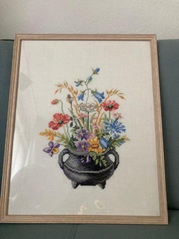 Eva Rosenstand Flowers in Black Pot, borduurwerk, ingelijst beschikbaar voor biedingen