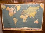 Wereldkaart jaren '70 met houten ophangsysteem, Antiek en Kunst, Ophalen, Aardrijkskunde
