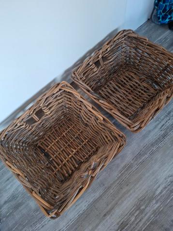 Twee rieten manden beschikbaar voor biedingen