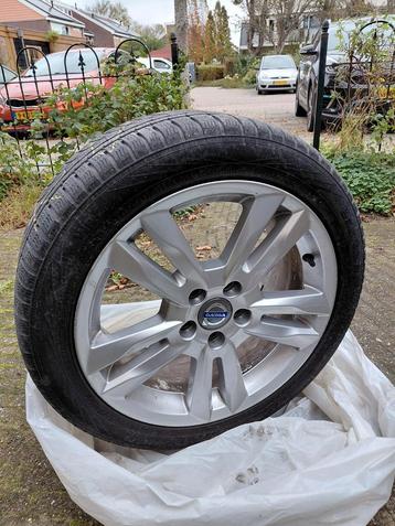 235/45r17 Nokian Winterbanden op Volvo velg 6mm profiel beschikbaar voor biedingen