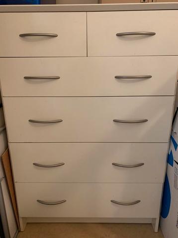 Witte ladekast beschikbaar voor biedingen