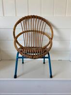 Vintage rotan kinderstoeltje met blauw stalen onderstel, Ophalen of Verzenden, Gebruikt, Stoel(en)
