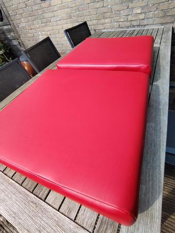 Rode skai leren stevige kussens (2 stuks) beschikbaar voor biedingen