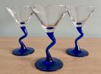 Drie funky martiniglazen met blauwe zigzag stam, Verzamelen, Ophalen of Verzenden, Zo goed als nieuw, Overige typen