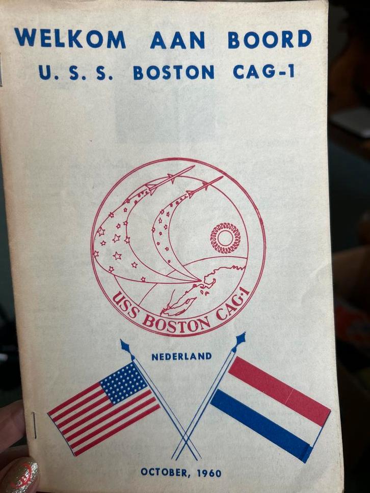 USS Boston CAG-1 - Welkom aan Boord (1960), Verzamelen, Militaria | Algemeen, Marine, Boek of Tijdschrift, Amerika, Verzenden