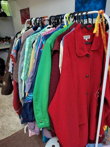 Prachtig groot rek vol vintage kleding / partij / bulk beschikbaar voor biedingen