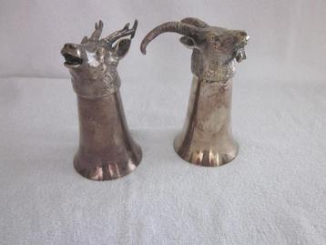 2 Verzilverde Stijgbeugelbekers Hert en Steenbok hoogte 14cm beschikbaar voor biedingen
