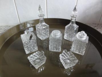 Olie en azijn stel van geslepen glas beschikbaar voor biedingen