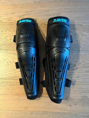 Knie beschermer cross Raven beschikbaar voor biedingen