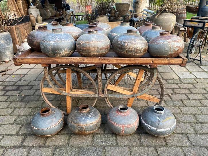 Oude ijzeren waterkruiken - potten, Huis en Inrichting, Woonaccessoires | Vazen, Gebruikt, Overige kleuren, Minder dan 50 cm, Overige materialen