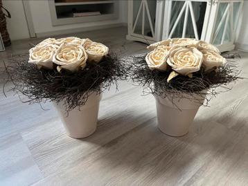 2x creme pot, opgemaakt met kunstrozen en kunsttakjes beschikbaar voor biedingen