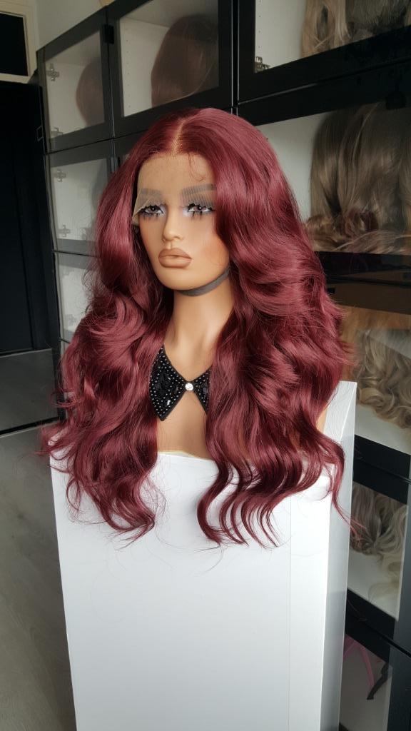 Luxe Lace Pruik: Bordeaux rood - Krul - 65cm, Sieraden, Tassen en Uiterlijk, Uiterlijk | Haarverzorging, Nieuw, Pruik of Haarverlenging