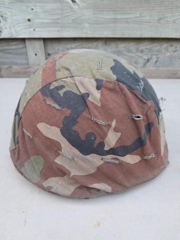 Nederlandse militaire helm met binnen helm.€10,- beschikbaar voor biedingen