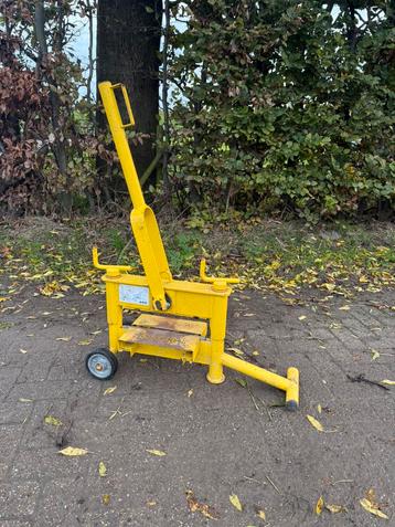 Steenknipper orit beschikbaar voor biedingen