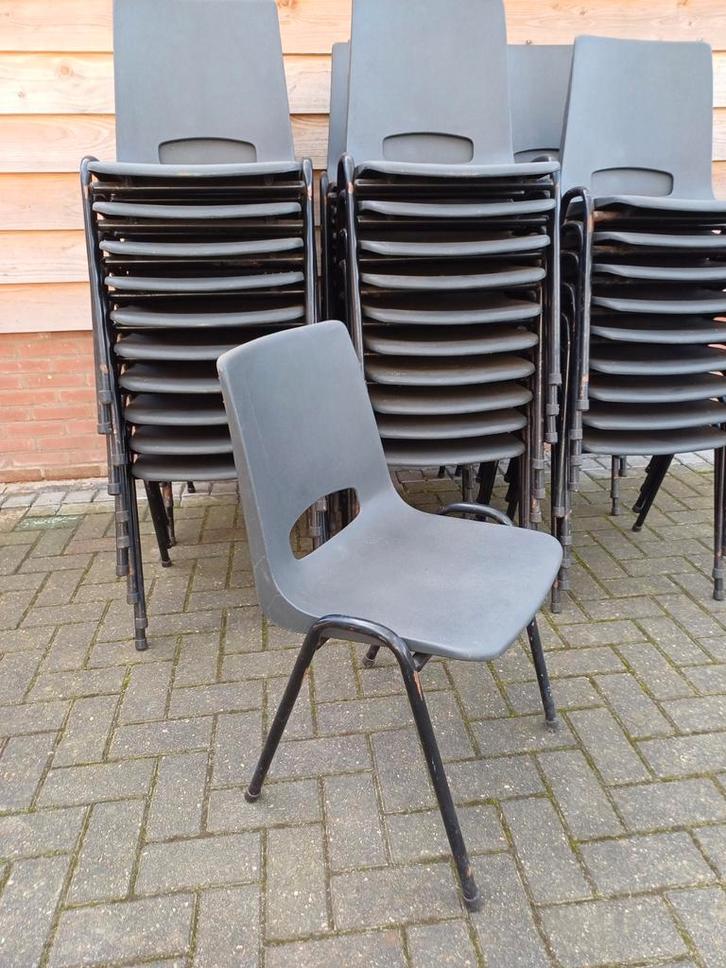 55 x stapelstoelen kantine stapelbare partij stoelen, Huis en Inrichting, Stoelen, Gebruikt, Vijf, Zes of meer stoelen, Bruin