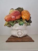 Vaga, diversen porseleinen bloemen en fruit kunstobjecten, Antiek en Kunst, Ophalen