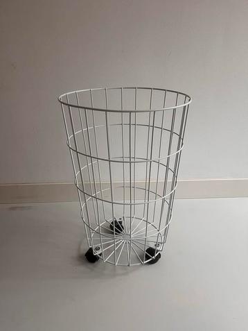 Metalen witte mand / wasmand op wielen - 56x36cm beschikbaar voor biedingen