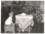 Foto 1919 Ned. Indie ? - Baby Kind Stoel Tafel  - Plaatsnaam, Verzamelen, Foto's en Prenten, Ophalen of Verzenden, Gebruikt, Kind
