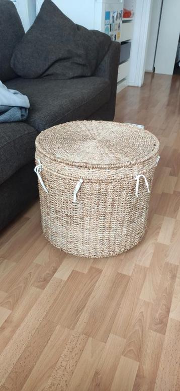 Rieten Opbergmand met Deksel beschikbaar voor biedingen