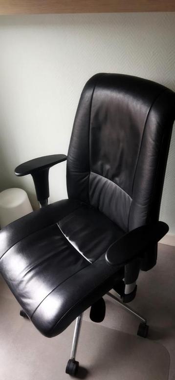 Zwarte leren bureau stoel beschikbaar voor biedingen