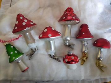 5 glazen paddestoelen  knijper, klem, 2 hangers, vanaf €0.50 beschikbaar voor biedingen