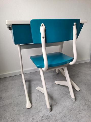 Retro schoolbankje beschikbaar voor biedingen