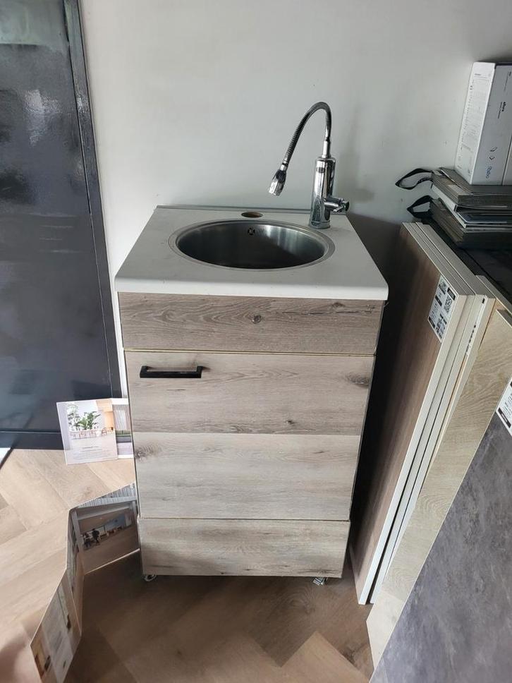Mobiele wastafelkast met kraan (warm en koud) en wasbak, Huis en Inrichting, Badkamer | Badkamermeubels, Gebruikt, Wastafelkast