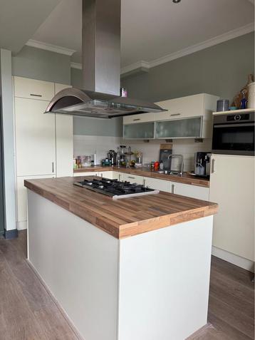 PRACHTIGE KEUKEN MET KOOKEILAND+ APPARATUUR  beschikbaar voor biedingen