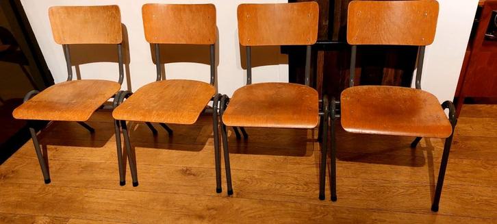 4 industriële stoelen buizenframe schakelbaar en stapelbaar, Huis en Inrichting, Stoelen, Gebruikt, Vier, Hout, Metaal, Ophalen of Verzenden