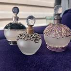 Drie mooi versierde parfumflesjes met stolpje in één koop, Verzamelen, Ophalen of Verzenden, Gebruikt, Parfumfles