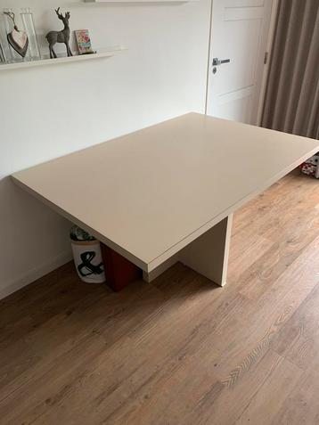 Eettafel of hobbytafel beschikbaar voor biedingen