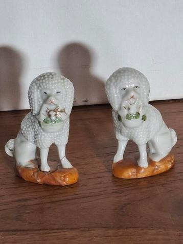 Twee 19e eeuwse hoerehondjes.  beschikbaar voor biedingen