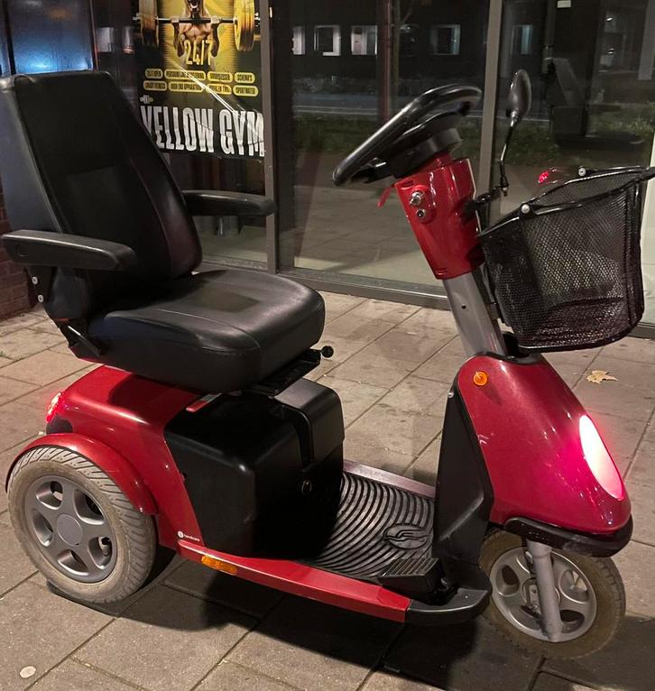 Scootmobiel trophy 6 voetgas nieuwe accu s, Diversen, Brommobielen en Scootmobielen, Zo goed als nieuw, 46 km of meer, 16 km/u of meer