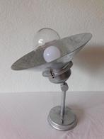 Wandlamp van zink met glazen kelk, met scharnier om de gewen, Ophalen of Verzenden, Gebruikt, Glas