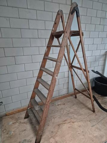 Oude houten keukentrap als decoratie beschikbaar voor biedingen