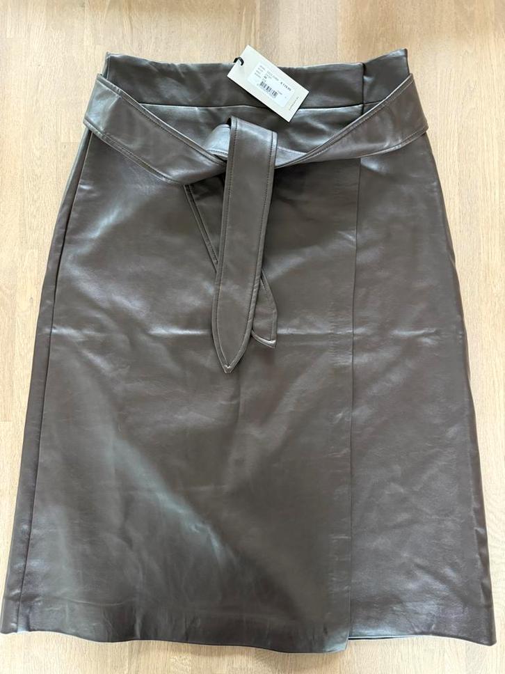 Faux-leather overslag rok. Mt.40. Nieuw., Kleding | Dames, Rokken, Nieuw, Maat 38/40 (M), Bruin, Onder de knie, Ophalen of Verzenden