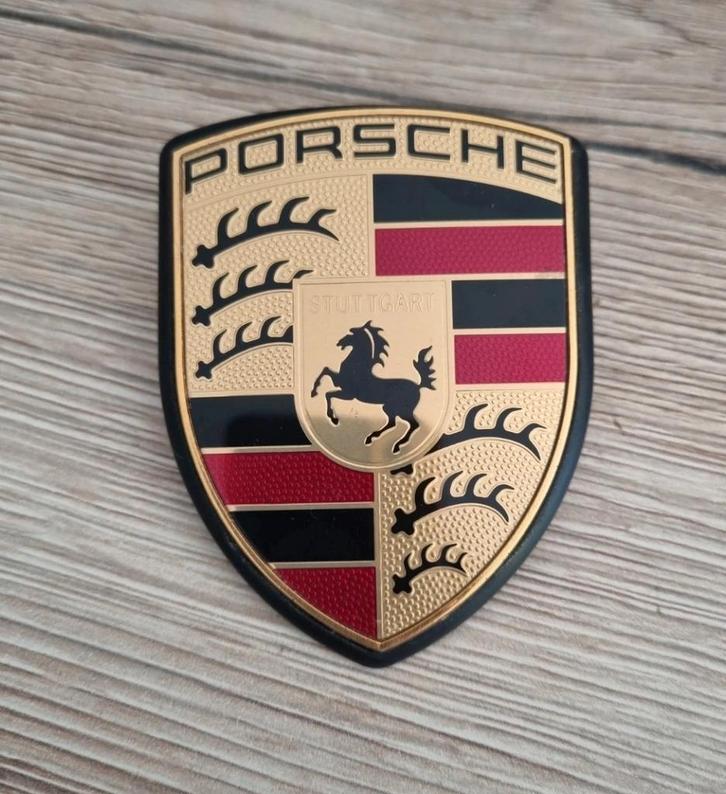 Officiële Porsche embleem voor de kofferklep of motorkap van, Verzamelen, Speldjes, Pins en Buttons, Zo goed als nieuw, Transport