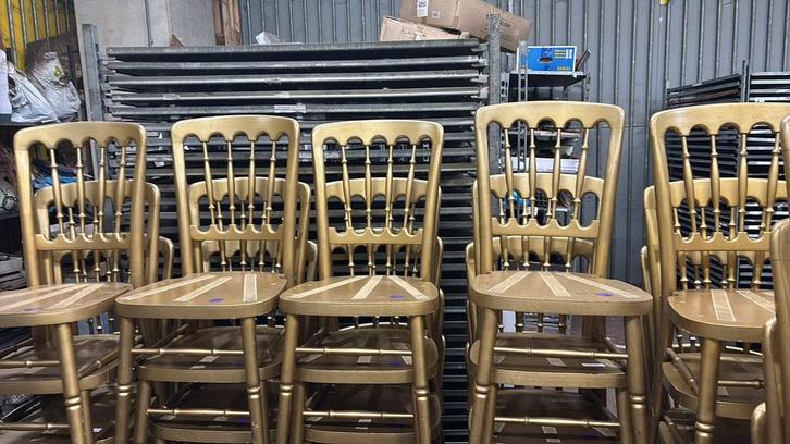 Partij 40 napoleon houten stoelen nog stevig en heel goed., Huis en Inrichting, Stoelen, Zo goed als nieuw, Vijf, Zes of meer stoelen