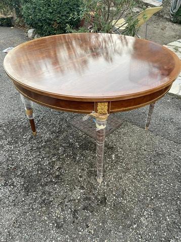 Authentieke Franse tafel geïnspireerd op Louis XVI style beschikbaar voor biedingen