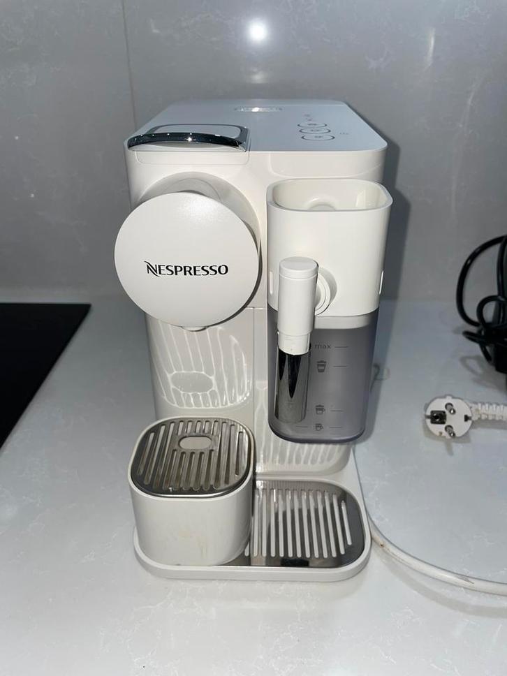 De’Longhi Nespresso Lattissima one, Witgoed en Apparatuur, Koffiezetapparaten, Zo goed als nieuw, Koffiemachine, Ophalen